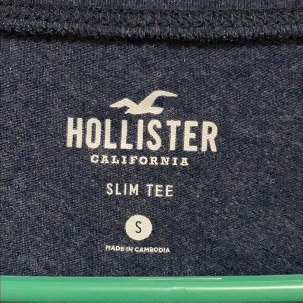 navy blue hollister graphic tee shirt